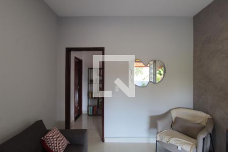 Sala de TV de casa à venda com 4 quartos, 300m² em Piratininga, Belo Horizonte