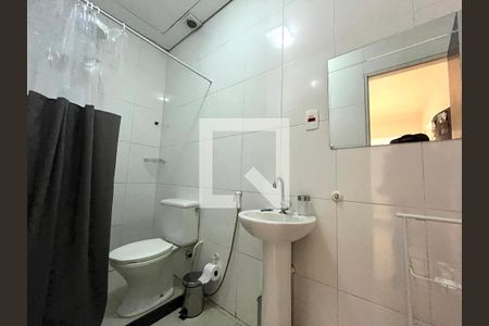 Banheiro de kitnet/studio para alugar com 1 quarto, 90m² em Jardim Santo Antoninho, São Paulo