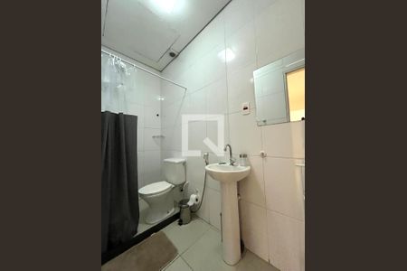 Banheiro de kitnet/studio para alugar com 1 quarto, 90m² em Jardim Santo Antoninho, São Paulo