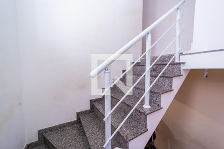 Casa à venda com 315m², 4 quartos e 2 vagas Casa à venda com 315m², 4 quartos e 2 vagasEscada
