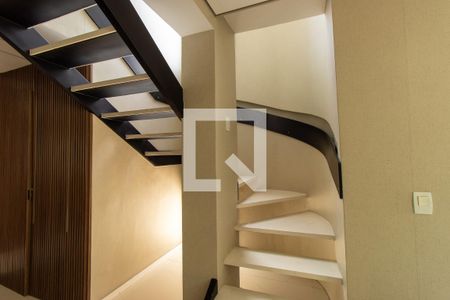 Escadas de casa de condomínio para alugar com 2 quartos, 170m² em Chácara Pavoeiro, Cotia