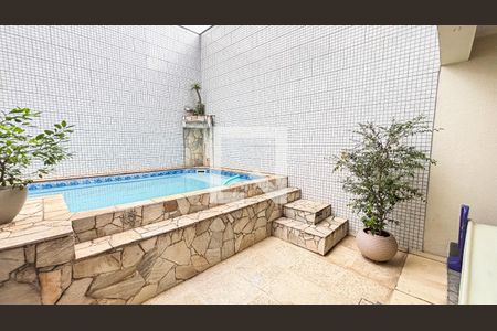 Casa à venda com 315m², 3 quartos e 4 vagas Casa à venda com 315m², 3 quartos e 4 vagasQuintal - Churrasqueira - Piscina