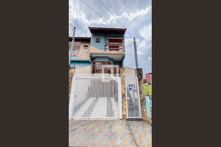 Casa à venda com 315m², 3 quartos e 4 vagas Casa à venda com 315m², 3 quartos e 4 vagasFachada e placa