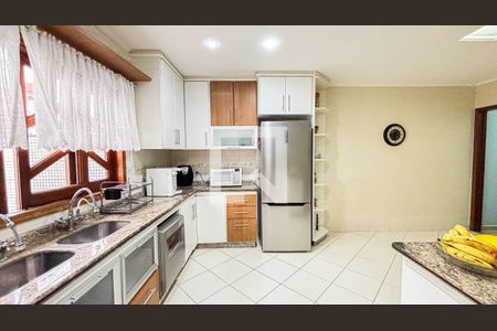 Casa à venda com 315m², 3 quartos e 4 vagas Casa à venda com 315m², 3 quartos e 4 vagasCozinha