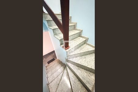 Casa à venda com 315m², 3 quartos e 4 vagas Casa à venda com 315m², 3 quartos e 4 vagasEscada