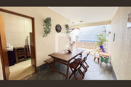 Casa à venda com 315m², 3 quartos e 4 vagas Casa à venda com 315m², 3 quartos e 4 vagasQuintal - Churrasqueira - Área de Serviço