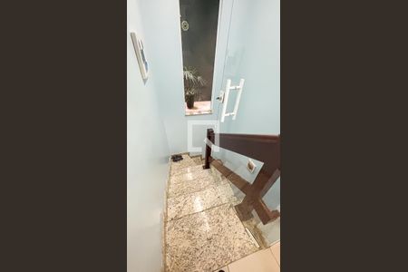 Casa à venda com 315m², 3 quartos e 4 vagas Casa à venda com 315m², 3 quartos e 4 vagasEscada