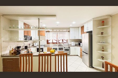 Casa à venda com 315m², 3 quartos e 4 vagas Casa à venda com 315m², 3 quartos e 4 vagasCozinha