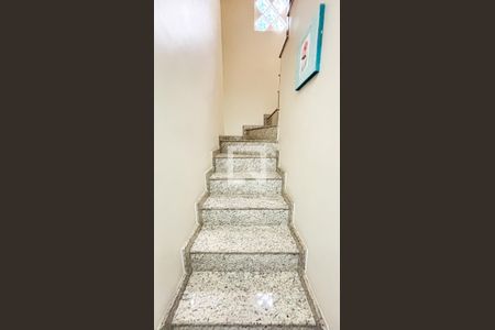 Casa à venda com 315m², 3 quartos e 4 vagas Casa à venda com 315m², 3 quartos e 4 vagasEscada