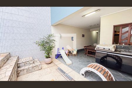 Casa à venda com 315m², 3 quartos e 4 vagas Casa à venda com 315m², 3 quartos e 4 vagasQuintal - Churrasqueira - Área de Serviço