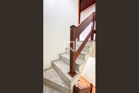 Casa à venda com 315m², 3 quartos e 4 vagas Casa à venda com 315m², 3 quartos e 4 vagasEscada para Sótão - Escritório