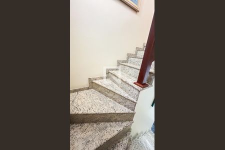 Casa à venda com 315m², 3 quartos e 4 vagas Casa à venda com 315m², 3 quartos e 4 vagasEscada