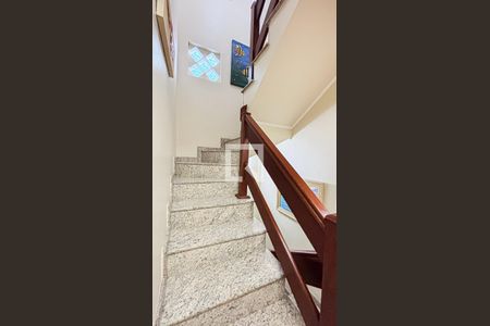 Casa à venda com 315m², 3 quartos e 4 vagas Casa à venda com 315m², 3 quartos e 4 vagasEscada para Sótão - Escritório