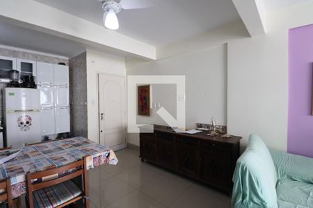 Sala de apartamento para alugar com 3 quartos, 90m² em Jardim Las Palmas, Guarujá