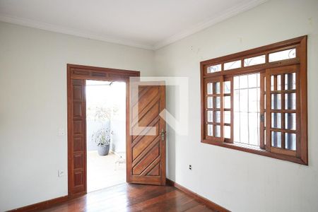 Sala de TV de casa à venda com 4 quartos, 300m² em Pompéia, Belo Horizonte