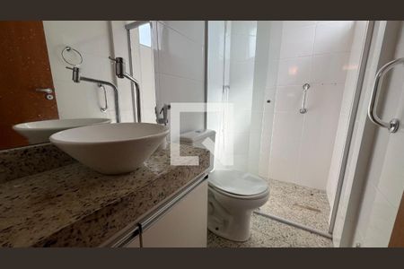 banheiro 1 de apartamento à venda com 3 quartos, 80m² em Sagrada Família, Belo Horizonte