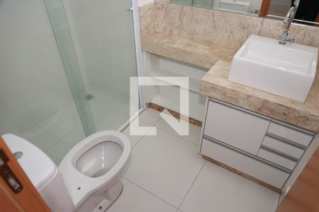 Banheiro da Suíte 1 de apartamento para alugar com 2 quartos, 56m² em Vila Rosa, Goiânia