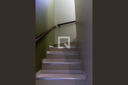 Casa à venda com 245m², 3 quartos e 2 vagas Casa à venda com 245m², 3 quartos e 2 vagasEscada de acesso aos quartos