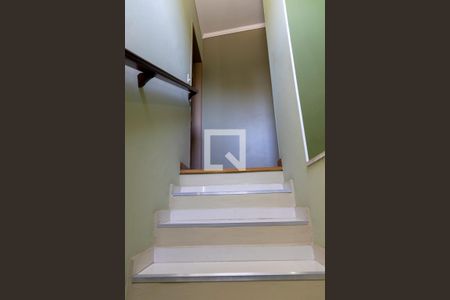 Casa à venda com 245m², 3 quartos e 2 vagas Casa à venda com 245m², 3 quartos e 2 vagasEscada de acesso aos quartos