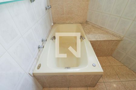 Casa à venda com 330m², 2 quartos e 6 vagas Casa à venda com 330m², 2 quartos e 6 vagasBanheiro da Suíte