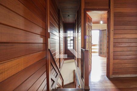 Casa à venda com 330m², 2 quartos e 6 vagas Casa à venda com 330m², 2 quartos e 6 vagasEscada