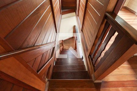 Casa à venda com 330m², 2 quartos e 6 vagas Casa à venda com 330m², 2 quartos e 6 vagasEscada