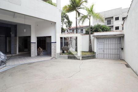 Casa à venda com 330m², 2 quartos e 6 vagas Casa à venda com 330m², 2 quartos e 6 vagasGaragem