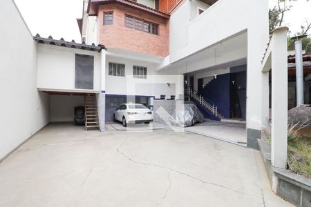 Casa à venda com 330m², 2 quartos e 6 vagas Casa à venda com 330m², 2 quartos e 6 vagasGaragem