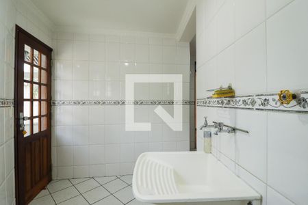 Casa à venda com 330m², 2 quartos e 6 vagas Casa à venda com 330m², 2 quartos e 6 vagasÁrea de Serviço