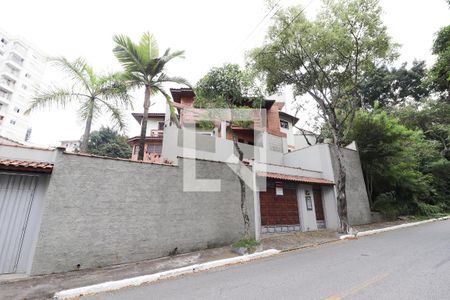 Casa à venda com 330m², 2 quartos e 6 vagas Casa à venda com 330m², 2 quartos e 6 vagasFachada