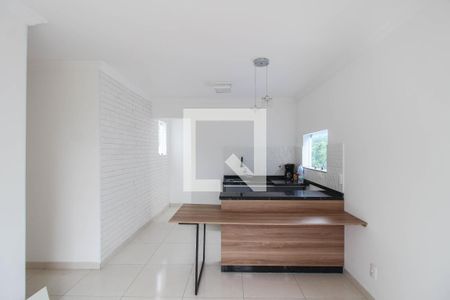 Sala de apartamento para alugar com 2 quartos, 65m² em Edson Passos, Mesquita