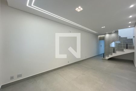 Sala de casa à venda com 3 quartos, 136m² em Vila Fiat Lux, São Paulo