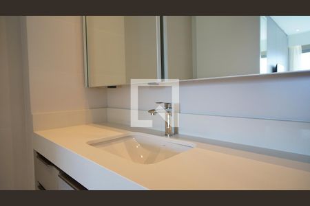 Banheiro suite de apartamento para alugar com 2 quartos, 72m² em Cacupé, Florianópolis