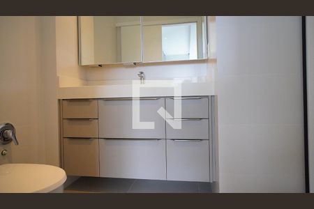 Banheiro suite de apartamento para alugar com 2 quartos, 72m² em Cacupé, Florianópolis