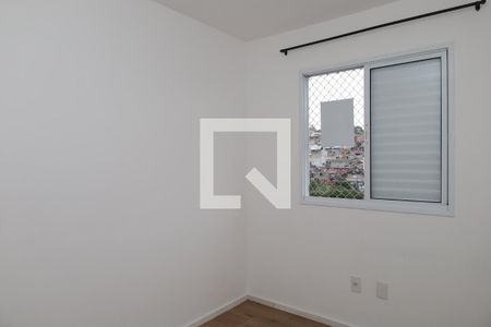 Quarto 2 - placa instalada na janela de apartamento para alugar com 2 quartos, 48m² em Vila Carmosina, São Paulo