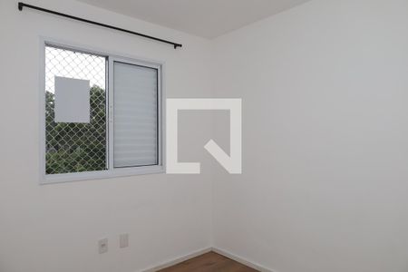 Quarto 2 - placa instalada na janela de apartamento para alugar com 2 quartos, 48m² em Vila Carmosina, São Paulo