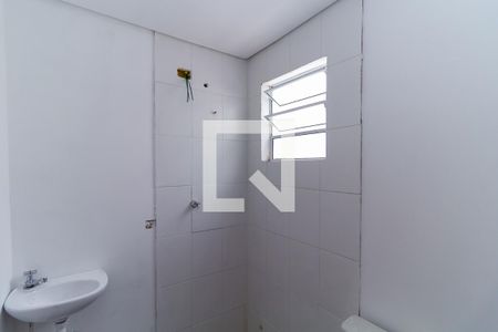 Banheiro de kitnet/studio para alugar com 1 quarto, 27m² em Vila Cleonice, São Paulo