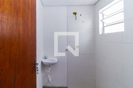 Banheiro de kitnet/studio para alugar com 1 quarto, 27m² em Vila Cleonice, São Paulo