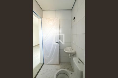 Banheiro de apartamento à venda com 1 quarto, 45m² em Vila Mangalot, São Paulo