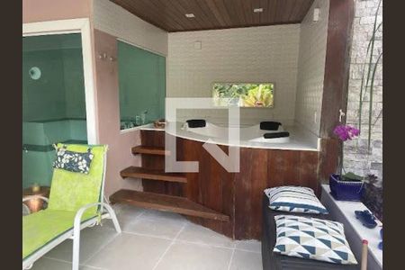 Casa à venda com 4 quartos, 383m² em Matapaca, Niterói