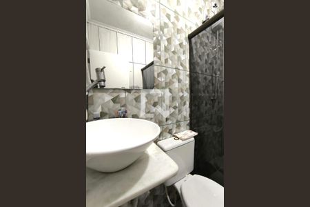 Casa à venda com 180m², 3 quartos e 2 vagas Casa à venda com 180m², 3 quartos e 2 vagasBanheiro