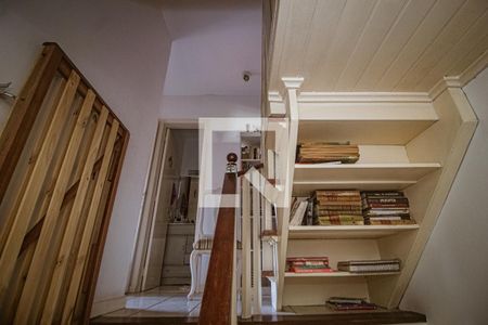 Casa à venda com 148m², 3 quartos e 2 vagas Casa à venda com 148m², 3 quartos e 2 vagasEscada