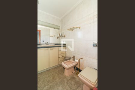 Banheiro da Suíte de casa de condomínio à venda com 5 quartos, 500m² em Três Figueiras, Porto Alegre