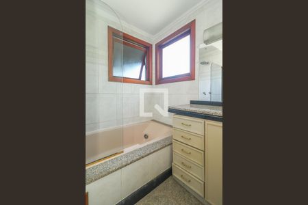 Banheiro da Suíte de casa de condomínio à venda com 5 quartos, 500m² em Três Figueiras, Porto Alegre