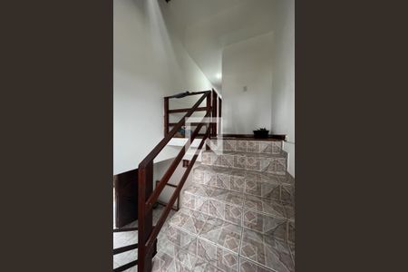 Escadas de casa para alugar com 2 quartos, 100m² em Jardim Guanabara, Rio de Janeiro