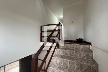 Escadas de casa para alugar com 2 quartos, 100m² em Jardim Guanabara, Rio de Janeiro