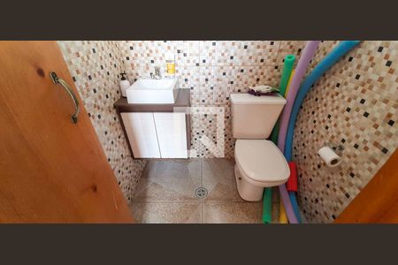 Casa à venda com 250m², 5 quartos e 4 vagas Casa à venda com 250m², 5 quartos e 4 vagasLavabo da Piscina