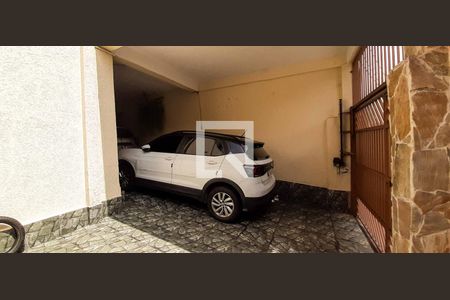 Casa à venda com 250m², 5 quartos e 4 vagas Casa à venda com 250m², 5 quartos e 4 vagasGaragem