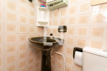 Banheiro de apartamento à venda com 3 quartos, 63m² em Santa Maria Goretti, Porto Alegre