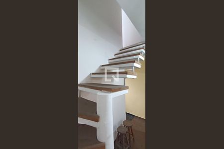 Escada de casa à venda com 3 quartos, 255m² em Jardim Sao Mateus, Taboão da Serra